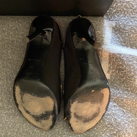 Authentic Louis Vuitton, bee high heels - Picture 4 of 10